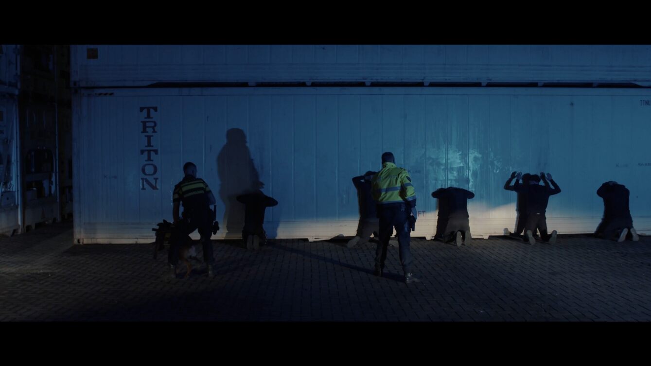 scene uit de film zwijgrecht waar uithalers worden gearresteerd door politie in de haven van Rotterdam