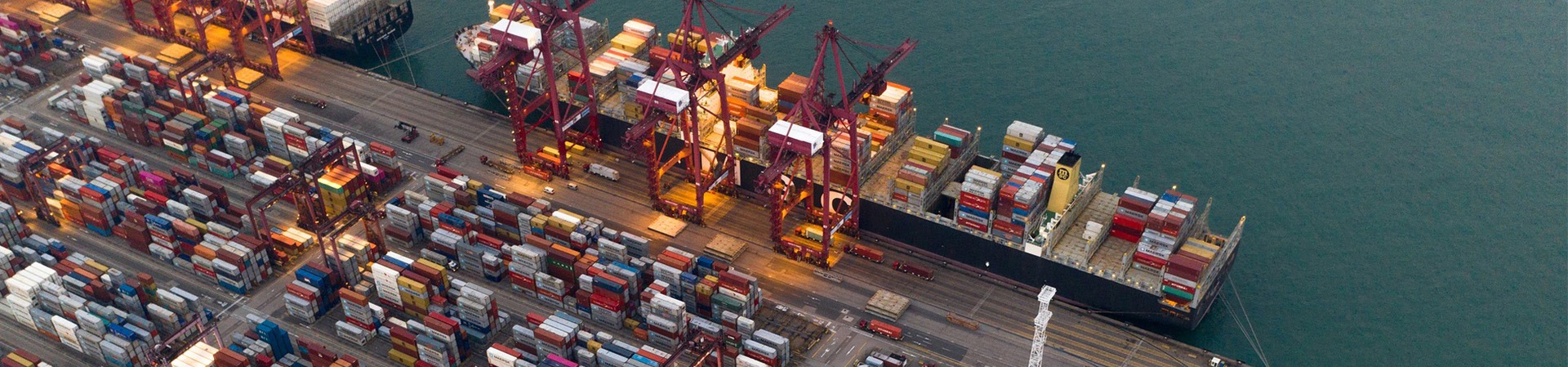 een containerschip wordt geladen aan een containerterminal in de rotterdamse haven