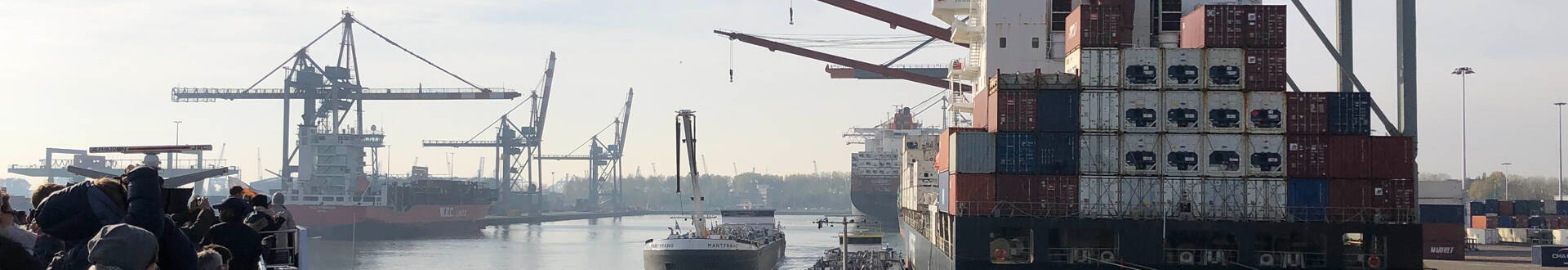 Zicht op de haven met schepen aan de kade en containerkranen